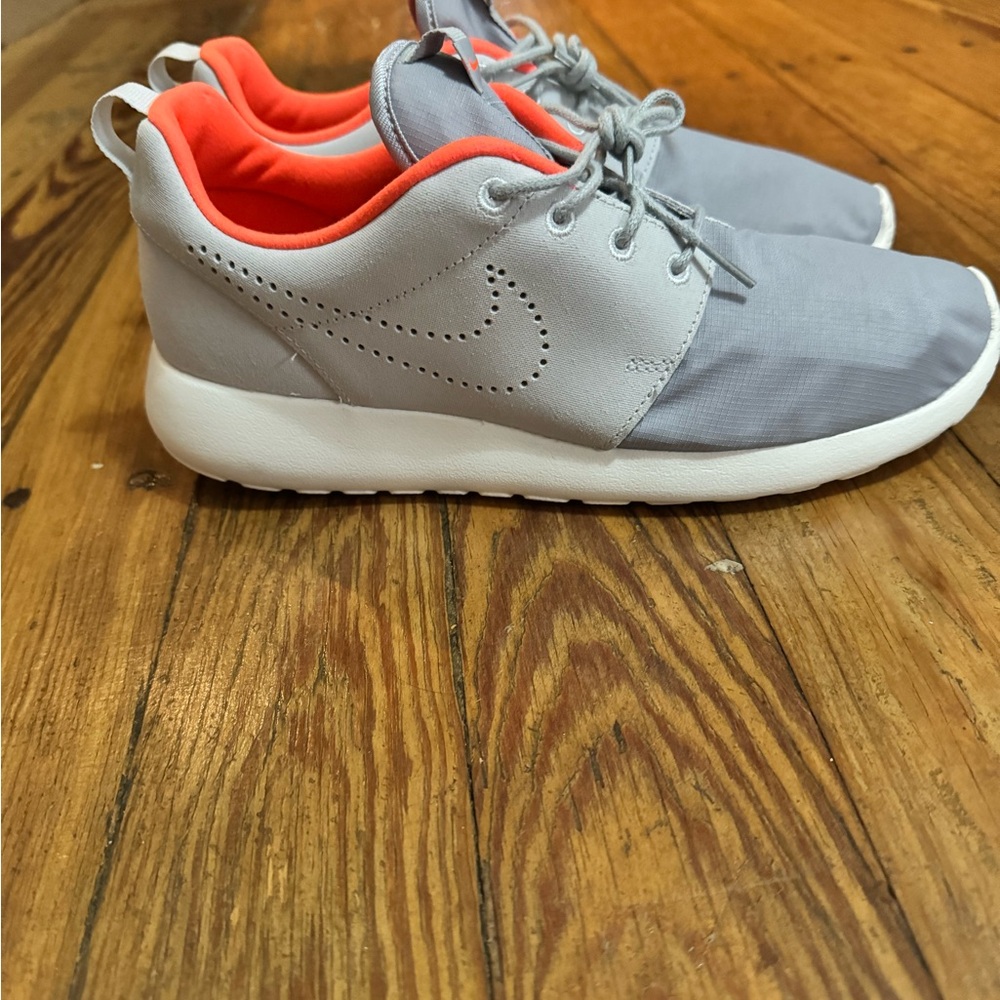 NIKE Mens Roshe One Premium Shoe (Size 8 Pure Platinum/Pure Platinum-Wolf Grey) - Picture 3 of 7